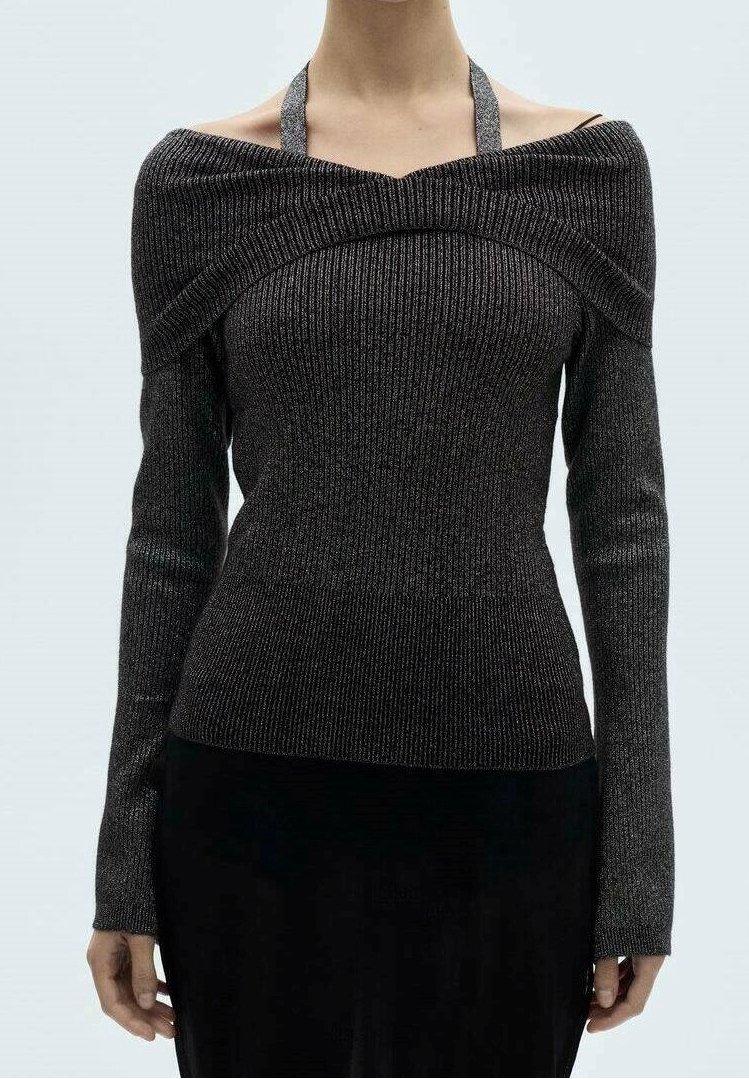 Gehaakte zwarte en zilveren top met off-shoulder ontwerp, lange mouwen en een gestructureerd ribpatroon. Dunne bandjes op de rug.