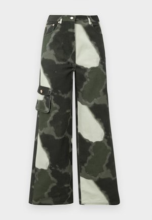 Calças cargo de perna larga em padrão de camuflagem verde escuro e cinza claro. Apresenta bolso lateral e botão de metal, feitas de material de algodão durável.