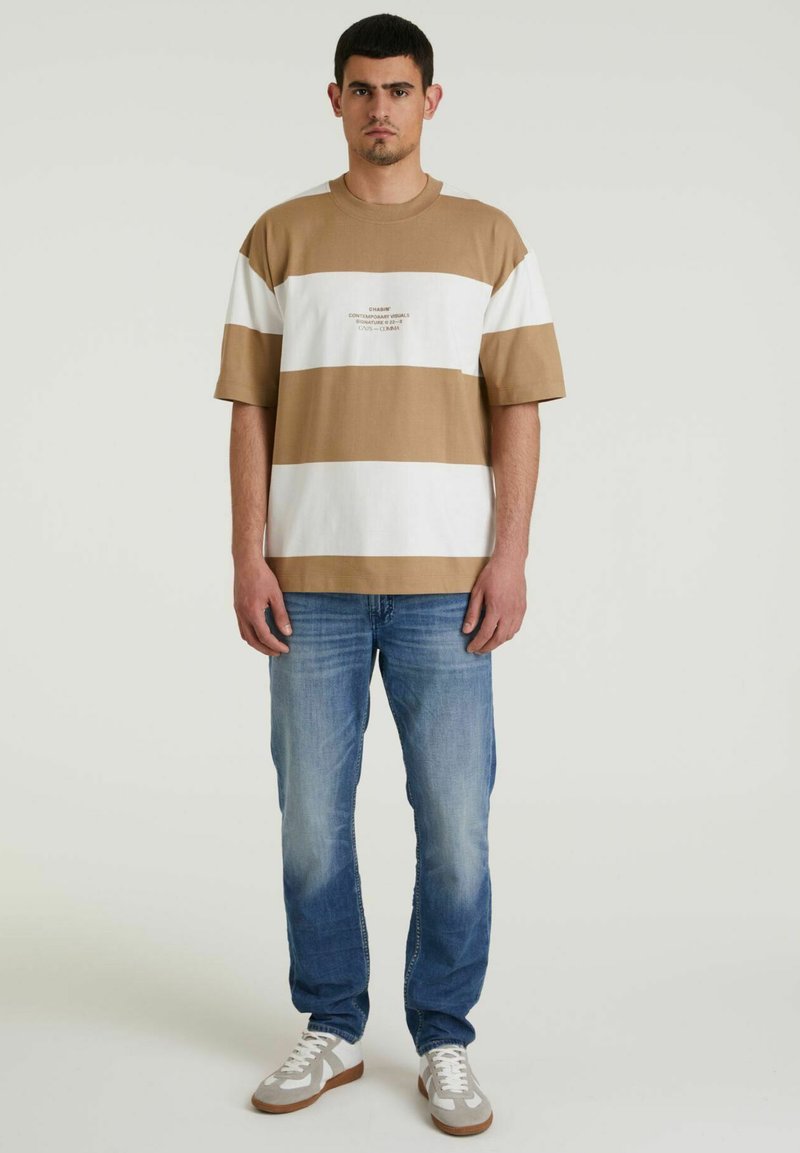 CHASIN’ T-shirt print lichtbruin