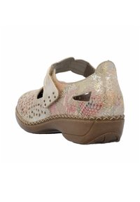 Vista trasera de un zapato para mujer con un upper de cuero texturizado y multicolor, correa ajustable y una suela de goma marrón clara con costuras.