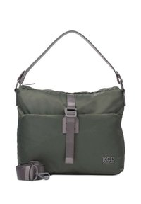 Bolso de hombro acolchado verde con una correa de hebilla gris y logotipo. Cuenta con una correa desmontable y una textura suave. Forma rectangular compacta.