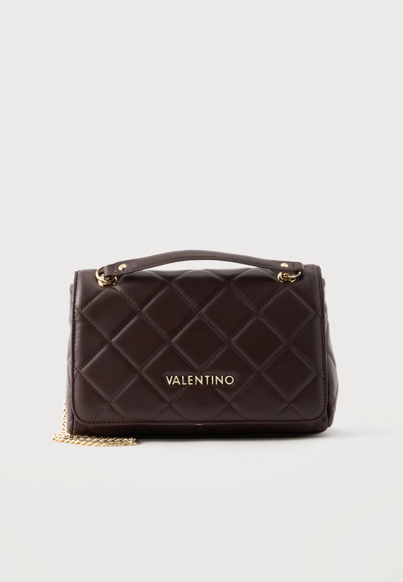 Малка тъмнокафява капитонирана чанта Valentino с златна верижна дръжка, горна дръжка и златно лого Valentino отпред, заснета на бял фон.