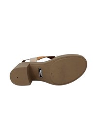 Sandal con tacco beige a blocco spesso, con punta aperta e una fascia marrone chiaro che attraversa il piede. Suola liscia con una sottile texture.