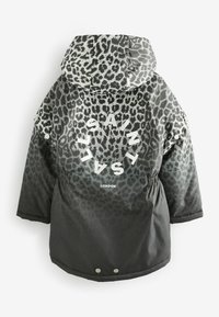 Svart och grå leopardmönstrad puffjacka med huva, elastisk midja och djärva vita bokstäver som stavar "SAINT" och "LONDON" på baksidan.
