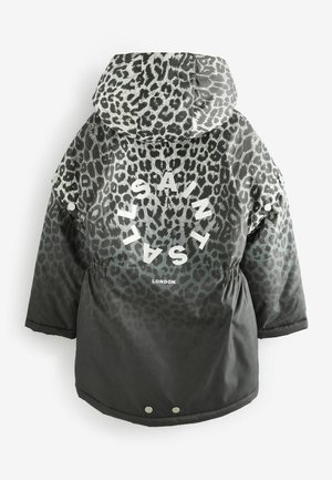 Veste en doudoune à imprimé léopard noir et gris avec capuche, taille élastique, et de grandes lettres blanches écrivant "SAINT" et "LONDON" au dos.