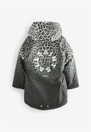 Usnjena puffer jakna z vzorcem leoparda v črni in sivi barvi, s kapuco, elastičnim pasom in bold belimi črkami, ki na hrbtu čitajo "SAINT" in "LONDON".