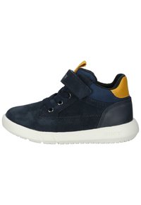 Sneaker alta in suede navy con suola bianca, punta rotonda, accento giallo sul tallone e chiusura con lacci e strap in velcro.