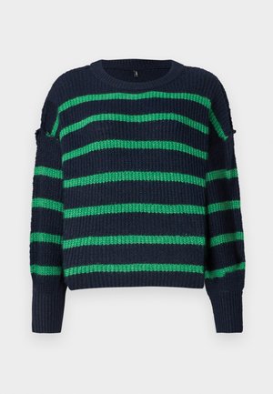 Pull en tricot bleu marine avec des rayures horizontales vertes et des bords côtelés, doté d'un col rond et d'une coupe légèrement ample.