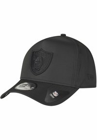 Schwarze Baseballmütze mit geprägtem Raiders-Logo. Hergestellt aus glattem Stoff mit einem gebogenen Schirm und verstellbarem Hinterriemen.