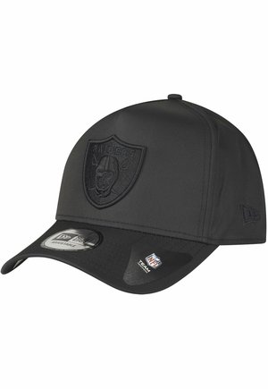 Casquette de baseball noire avec un logo Raiders en relief. Fabriquée en tissu lisse, elle possède une visière courbée et une sangle arrière ajustable.