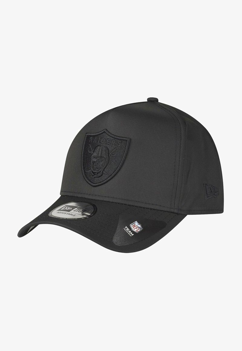 Schwarze Baseballmütze mit geprägtem Raiders-Logo. Hergestellt aus glattem Stoff mit einem gebogenen Schirm und verstellbarem Hinterriemen.