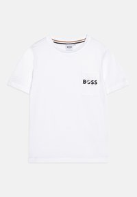 Vit T-shirt med kort ärm och rundad halsringning, med bröstficka som har varumärket "BOSS" i svarta bokstäver och beige detaljer på loggan.