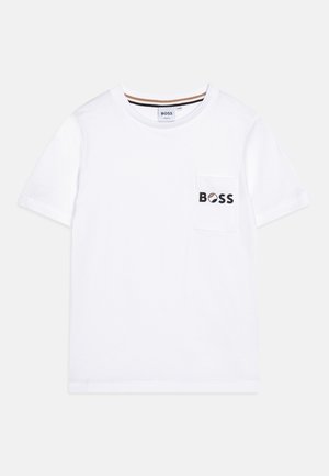T-shirt à col rond à manches courtes blanc avec poche poitrine, présentant le nom de la marque "BOSS" en lettres noires et un détail beige sur le logo.