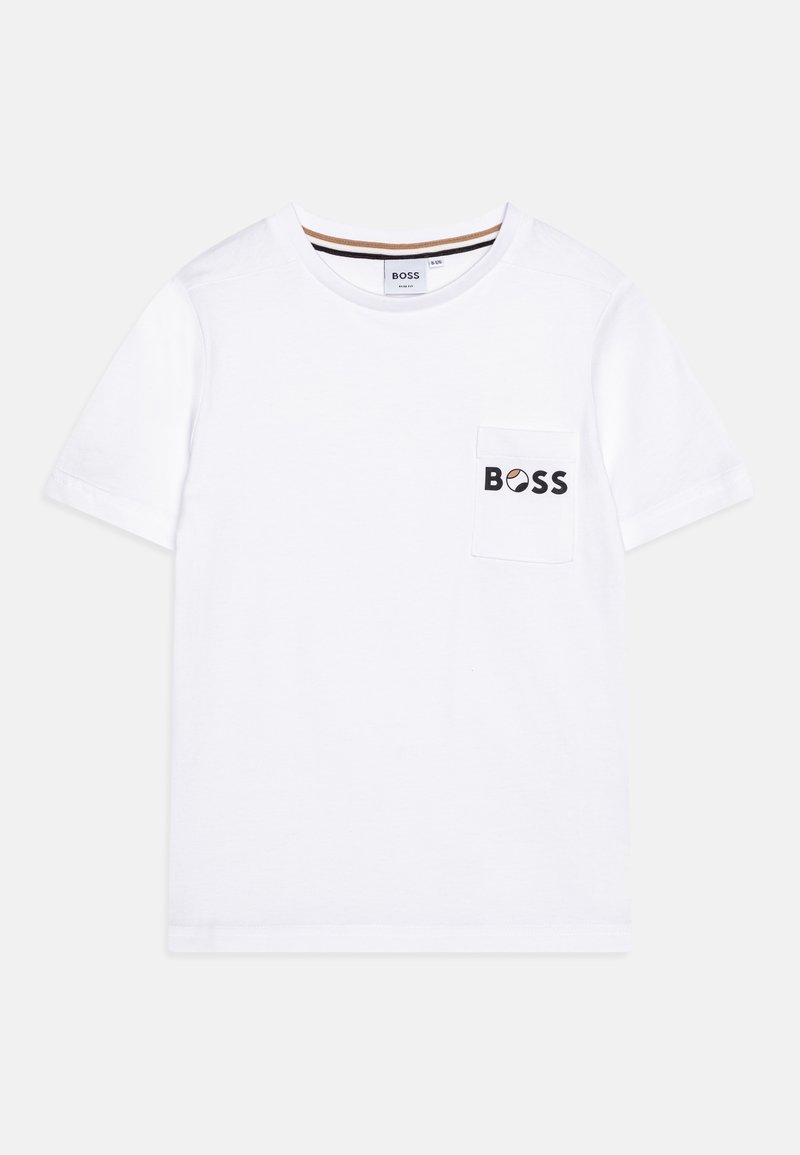 Vit T-shirt med kort ärm och rundad halsringning, med bröstficka som har varumärket "BOSS" i svarta bokstäver och beige detaljer på loggan.
