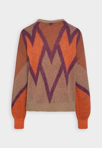 Pull en tricot couleur sable avec motif géométrique orange et violet. Comprend des poignets et un ourlet côtelés, un col rond et une texture douce.