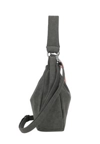 Donkergrijze suède schoudertas met verstelbare banden en metalen ringen, vanaf de linkerkant weergegeven op een witte achtergrond.