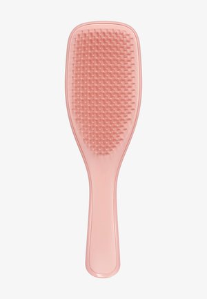 Spazzola per capelli in plastica rosa con setole flessibili ravvicinate e forma piatta e larga a paddle, mostrata su sfondo bianco.