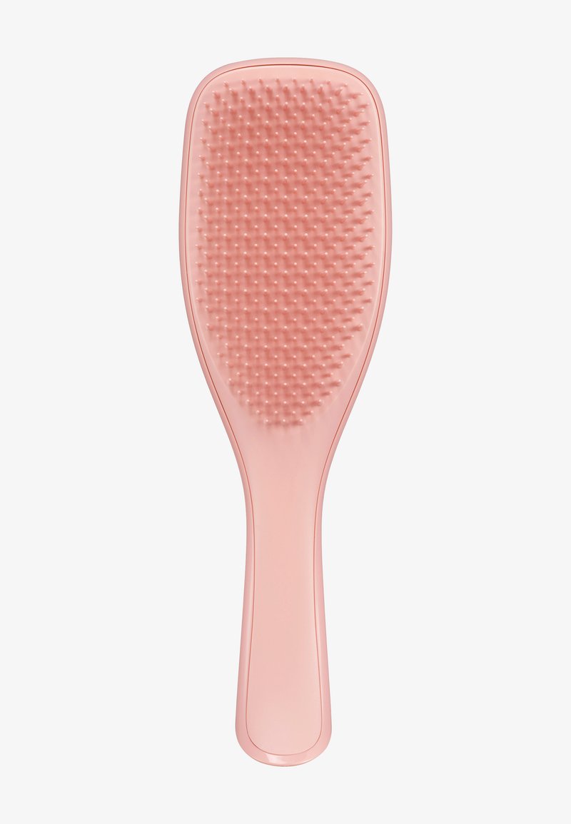 Brosse à cheveux en plastique rose avec des poils flexibles espacés de près et une forme plate et large en forme de pagaie, présentée sur un fond blanc.