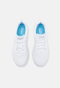 Baltas sieta sporta apavi ar auklu dizainu, mīkstinātu mēlīti un gaiši zilu iekšzoli ar "Skechers Go Walk" zīmolu. Gluda faktūra.