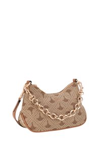 Bolso de mano beige con una superficie texturizada y con patrón, que presenta un asa de cadena y un acento de cuero marrón en la base. Cierre con cremallera en la parte superior.