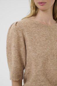 Maglione lavorato a maglia marrone chiaro con maniche a sbuffo corte, scollatura rotonda e morbida consistenza pelosa. Il materiale appare accogliente e caldo.
