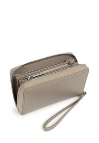 Portafoglio a bracciale in pelle beige con più scomparti con cerniera e slot per carte, brandizzato "Lancaster Paris" sul davanti.