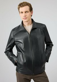 Czarna skórzana kurtka z zamkiem z przodu, pikowanymi ramionami i bocznymi kieszeniami. Gładka faktura z wyraźnymi szwami i dopasowanym krojem.