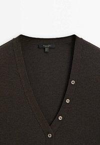 Cardigan marron côtelé avec un col en V, doté de quatre boutons et d'un tissu texturé. Étiquette incluse.