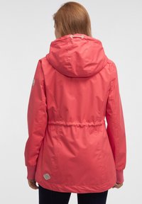Roze waterdichte jas met een capuchon, verstelbare koord, elastische manchetten en een logo-label nabij de zoom, met een gladde textuur.