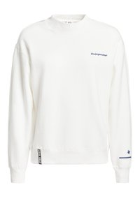 Sweat-shirt blanc à manches longues avec poignets côtelés, petit logo "khujogenuine" sur le côté gauche de la poitrine, étiquette noire en tissu à l'ourlet, et détail de feuille bleue sur la manche gauche.