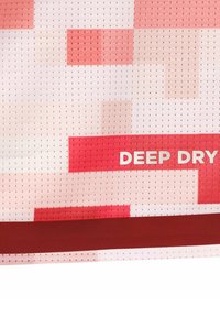 Tejido con un diseño estampado en tonos de rojo, rosa y blanco con una textura de malla; "DEEP DRY" en letras blancas y en negrita en la parte inferior.