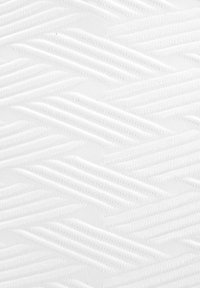 Weißer Stoff mit einem strukturierten Muster aus diagonalen Linien. Die Oberfläche ist glatt mit einem subtilen Glanz, was ein minimalistisches Erscheinungsbild erzeugt.