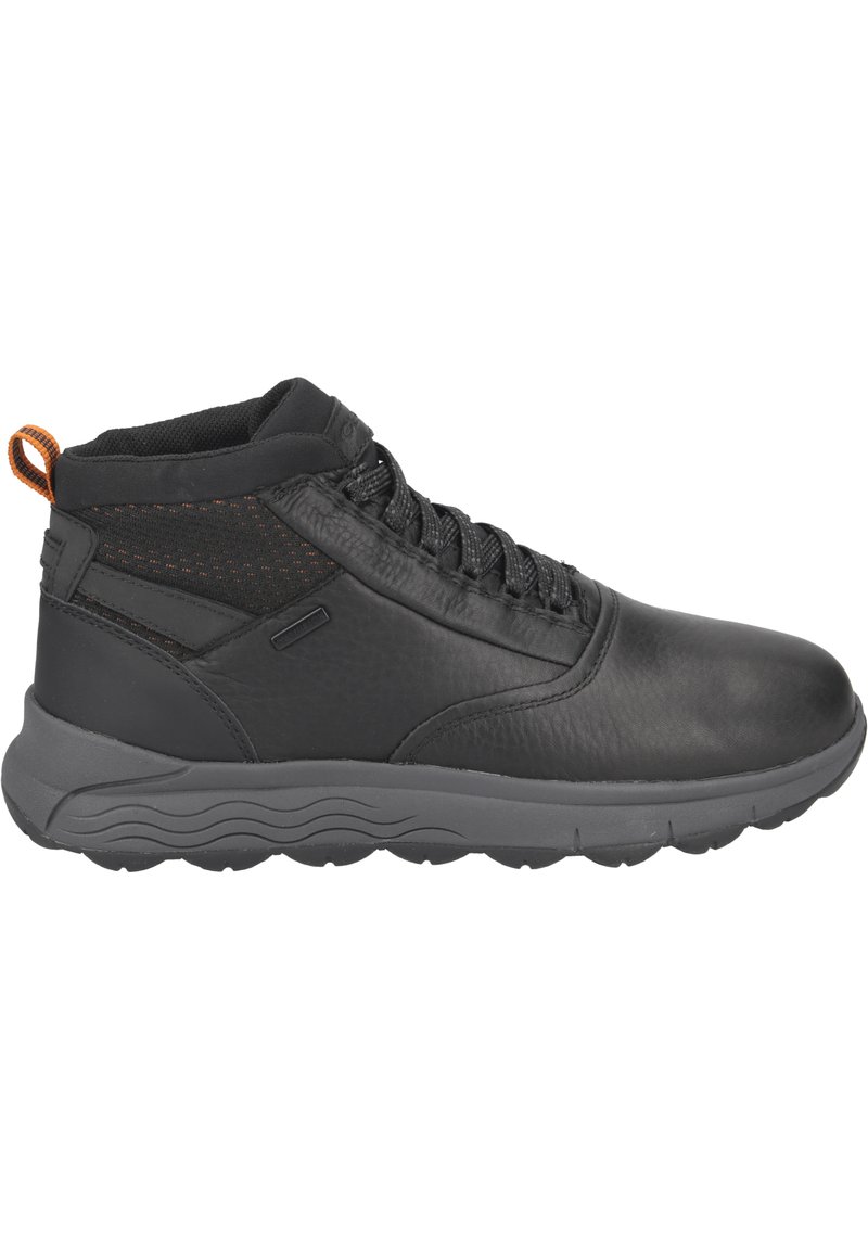 Sneaker alte nere in pelle testurizzata con colletto imbottito, suola in gomma grigia e dettaglio arancione sul tallone. Design con lacci.