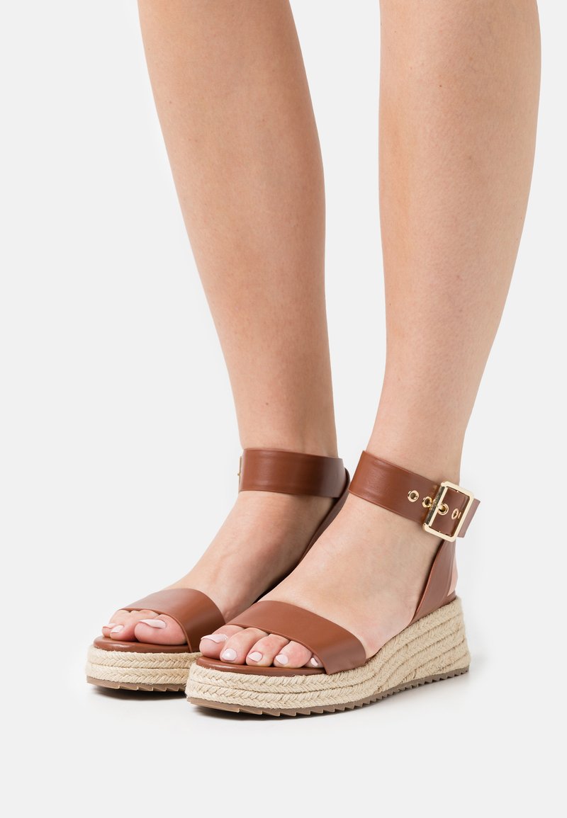 Damen Halbschuhe | NA-KD BUCKLED PROFILE SOLE Plateausandalette brown/braun - MN33503 Damen Halbschuhe | NA-KD BUCKLED PROFILE SOLE Plateausandalette brown/braun - MN33503
