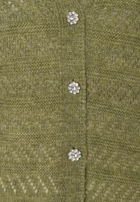 Olijfgroene gebreide cardigan met eentextuurpatroon en vijf decoratieve kristallen bloemknopen aan de voorkant.
