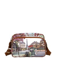 Borsa a spalla in canvas con una scena di strada parigina, fiori rosa, la Torre Eiffel e rifiniture marroni. Inclusa tracolla regolabile.
