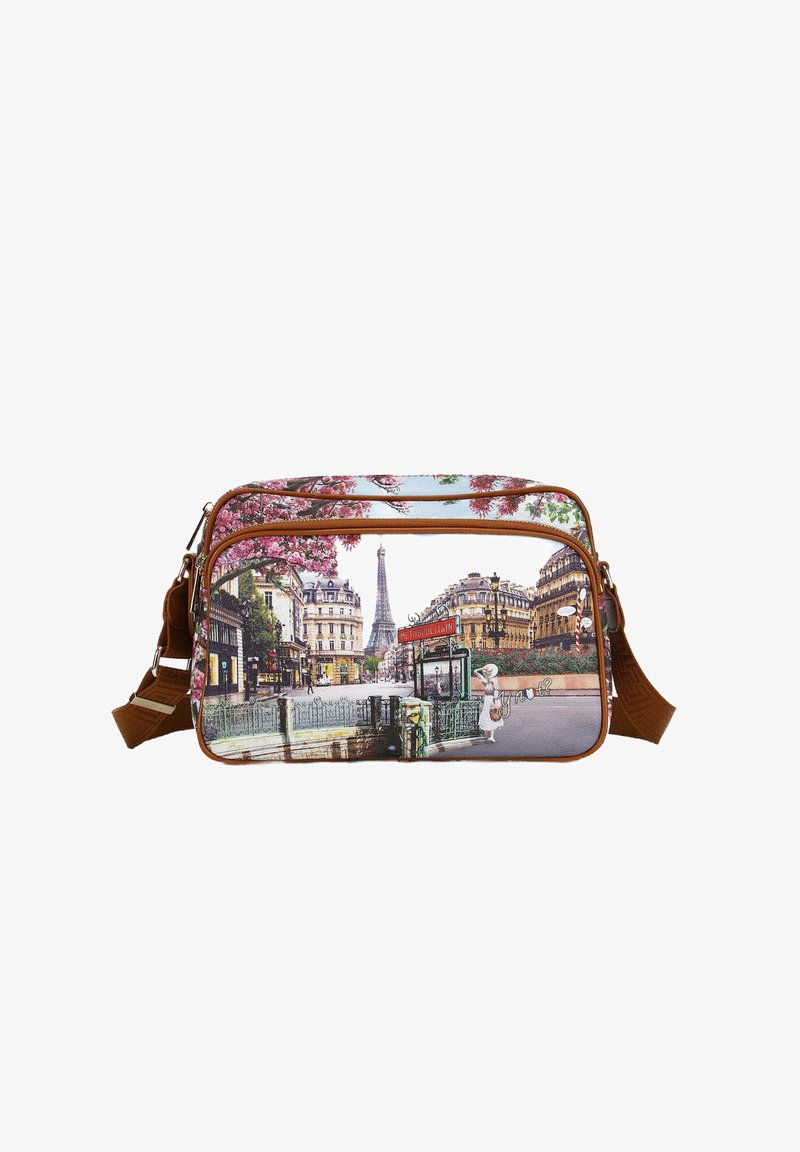 Borsa a spalla in canvas con una scena di strada parigina, fiori rosa, la Torre Eiffel e rifiniture marroni. Inclusa tracolla regolabile.