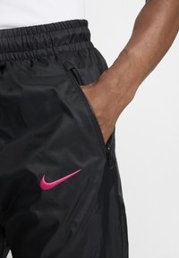Nike Performance CFC M NK WR WVN 3R - Klubbklær - black/pink prime