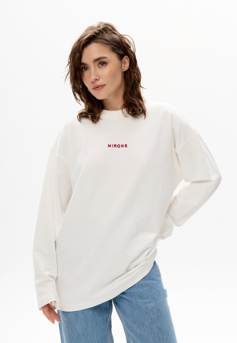 Weißes übergroßes Sweatshirt aus Baumwolle mit rundem Ausschnitt, versehen mit roter Stickerei mit dem Text "MIRONS" in der Mitte der Brust.