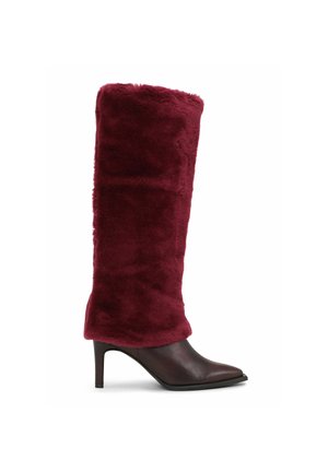 Dámska čižma po kolená kombinujúca tmavohnedú kožu s hrotmi na špičke a podpätku s vysokým, plyšovým bordovým kožušinovým holenným dielom.