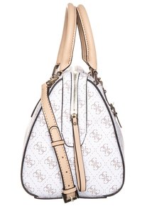 Hvid håndtaske med beige læderhåndtag og skulderrem. Har en mønstret stof med logo, lynlås-lukning og en struktureret form.
