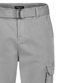 Graue Baumwoll-Cargohosen mit einem gewebten Gürtel, Fronttaschen und einer seitlichen Klapptasche. Der Stoff hat eine glatte Textur und einen dezenten Glanz.