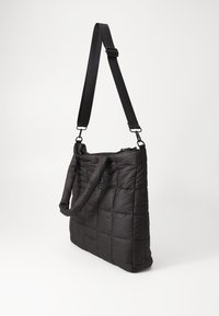 Borsa a spalla nera trapuntata con una consistenza morbida e imbottita, dotata di una base piatta, una chiusura con zip nella parte superiore e una tracolla regolabile.