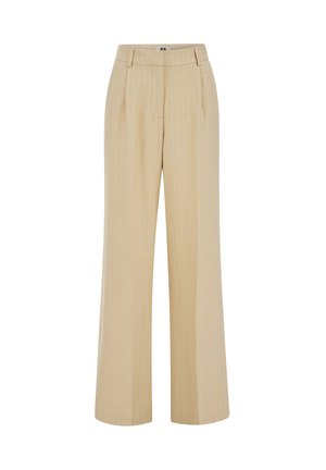 Beige rechte broek met subtiele verticale krijtstrepen, voorplooien, zijzakken en riemlussen.