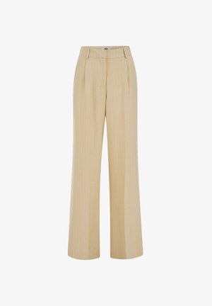 Beżowe spodnie o prostych nogawkach z subtelnymi pionowymi prążkami, przednimi zakładkami, kieszeniami bocznymi i szlufkami na pasek.