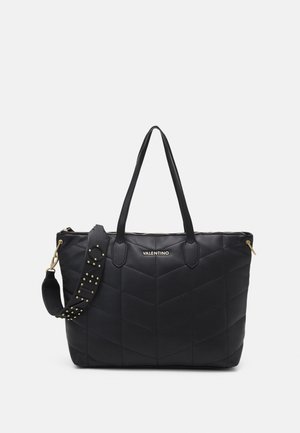 Zwarte, gewatteerde Valentino schoudertas met twee handvatten, een afneembare schouderband met studs en een bovenste ritssluiting.