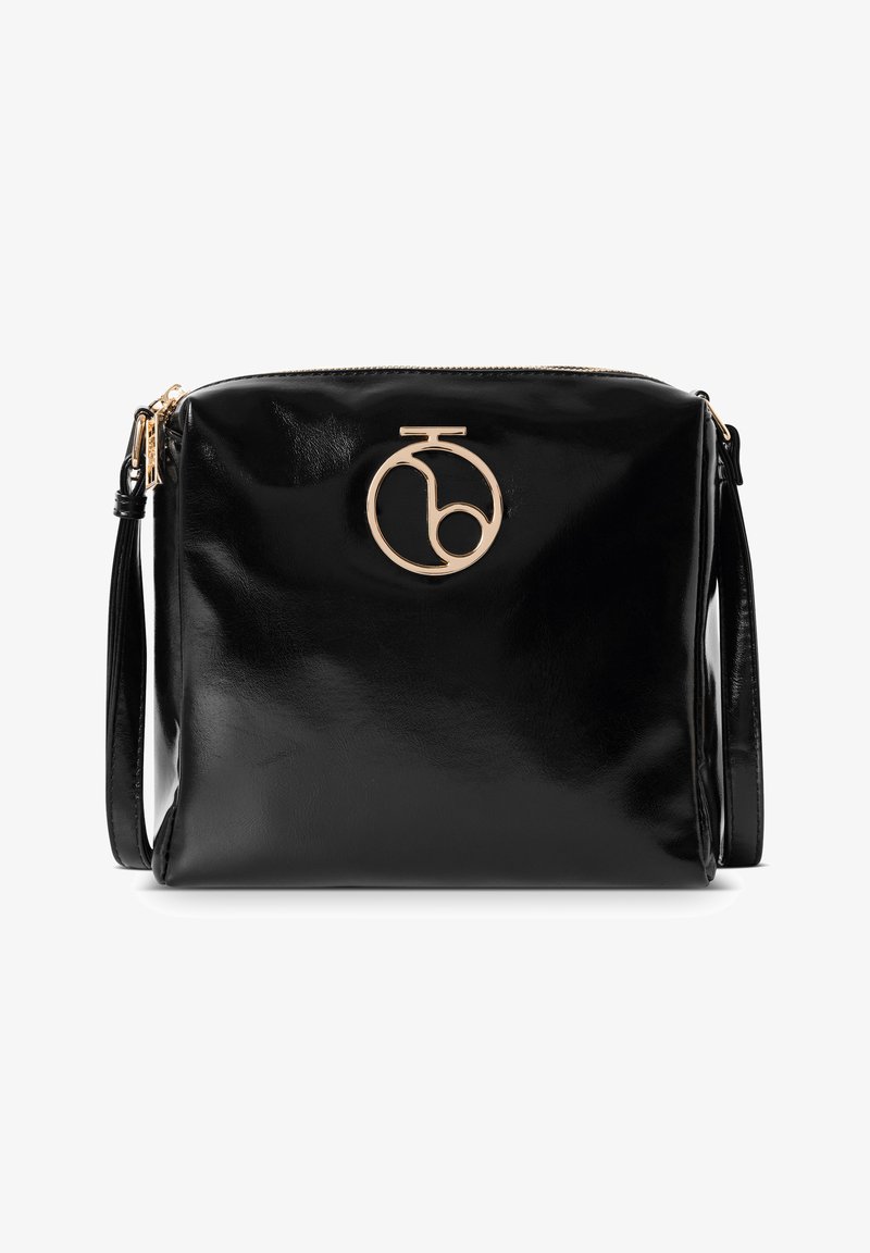 Borsa a tracolla in pelle nera con finitura lucida, caratterizzata da un accento logo circolare dorato e una chiusura con zip. Inclusa una tracolla regolabile.