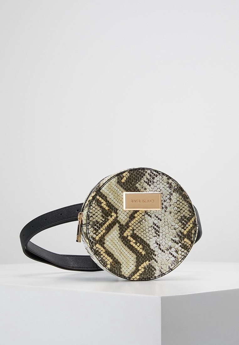 Sac banane rond à imprimé serpent avec une sangle noire réglable et une plaque logo River Island dorée à l'avant.