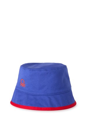 Niebieski kapelusz typu bucket z czerwoną krawędzią i małym czerwonym logo po bokach, wykonany z miękkiego materiału.