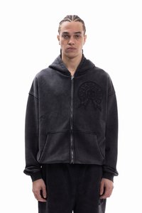 Μαύρο φούτερ με φερμουάρ, κατασκευασμένο από μαλακό, υφασμάτινο ύφασμα με υφή, διαθέτει μεγάλο ανάγλυφο λογότυπο στο αριστερό στήθος και μπροστινές τσέπες καγκουρό.